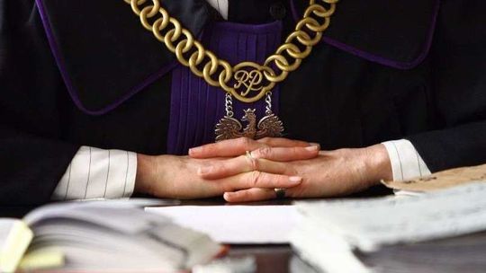 Odpowie za gwałcenie matki. Mężczyzna czeka na proces w areszcie