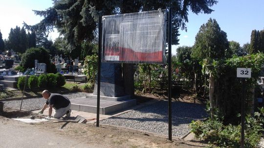 Odsłonięcie nowej tablicy na zbiorowej mogile. Uczczą pamięć ofiar II wojny światowej