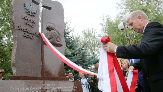 Odsłonięcie pomnika smoleńskiego w Świdniku. Msza, salwa honorowa i... ulotki wyborcze (zdjęcia, wideo)