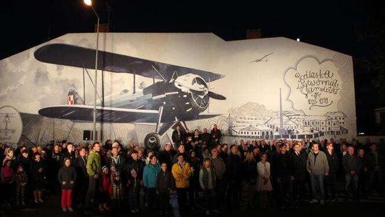 Odsłonili mural z Podlaską Wytwórnią Samolotów 
