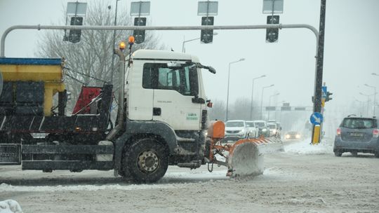 Odśnieżają drogi i chodniki. Tyle kosztuje akcja "zima"