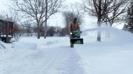 Odśnieżarki elektryczne - jak wybrać i efektywnie wykorzystać ten sprzęt zimą