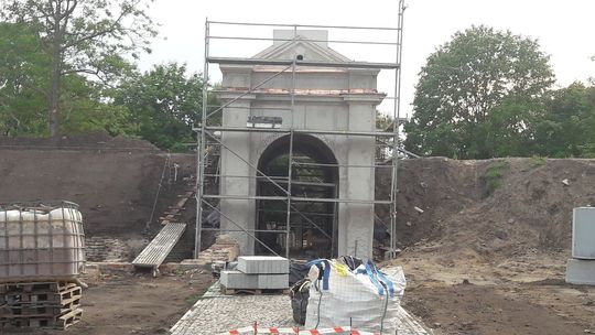 Odtwarzają bramę koszarską w parku Radziwiłłowskim