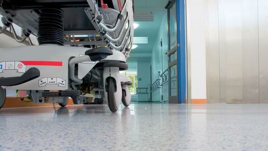 Odwiedzał chorą matkę w szpitalu. Przy okazji okradał pacjentów 