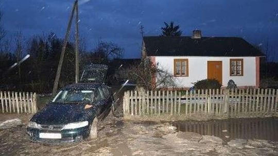 Odwracały jej uwagę, a kolega plądrował mieszkanie. Wpadli przez... błoto