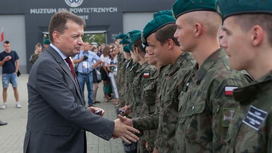 Odznaczenia, defilada i polityka. Minister Błaszczak w Dęblinie [zdjęcia]