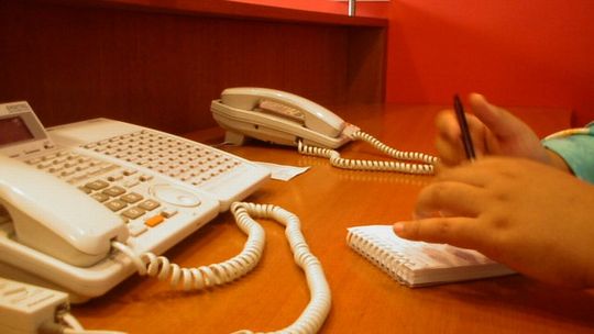 Oferty pracy dla recepcjonistki, fryzjera, magazyniera