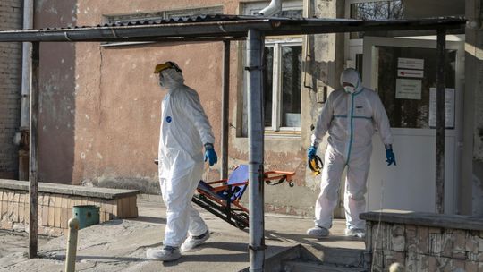 "Oficjalne statystyki nie odzwierciedlają rzeczywistości". Ile osób w Polsce zmarło z powodu koronawirusa?