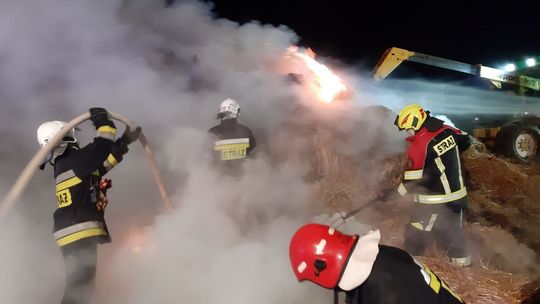 Ogień i duszący dym. Pięć godzin gaszenia słomy koło Bełżyc
