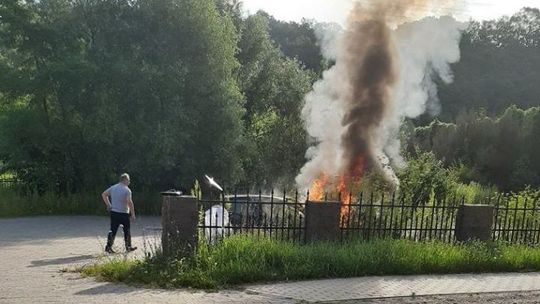 Ogień i kłęby dymu. Pożar samochodu na wylotówce z Puław