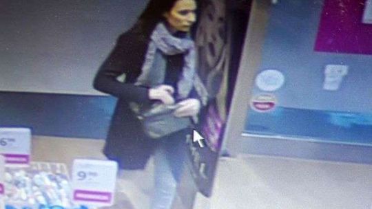 Oglądała ubrania, ale w rzeczywistości interesowało ją coś innego