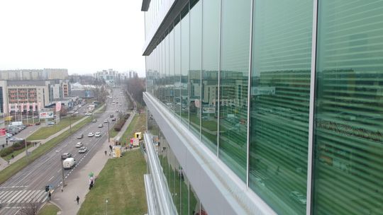 Ogniwa niewidoczne dla ludzkiego oka. Fotowoltaika na szklanych powierzchniach