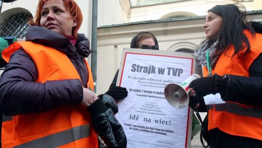 Ogólnopolski strajk w TVP. Pracownicy wyszli na deptak (wideo)