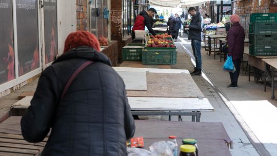 Ograniczenia na targowiskach. Trzech klientów na jedno stoisko