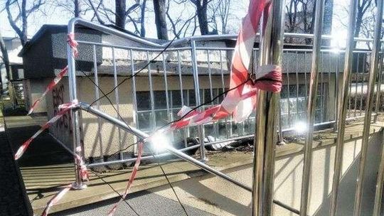 Ogród Saski: Na toaletę spadło drzewo, nadal jest nieczynna. Kiedy ją otworzą? 