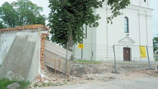 Ogrodzenie kościoła rozebrane, z zabytku została sterta gruzu. "Doszło do samowoli budowlanej"