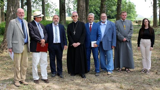 Ogrodzenie żydowskiego cmentarza w Markuszowie poświęcone