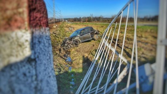 Ogromna bezmyślność. Ominął zapory na przejeździe kolejowym i wjechał pod pociąg