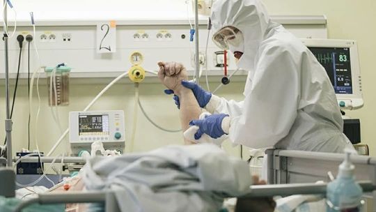 Ogromna liczba zgonów chorych na COVID-19. Niemal o 300 osób więcej od dziennego rekordu