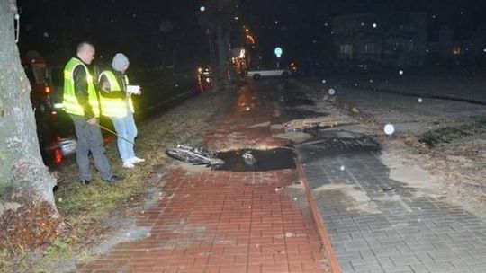 Ogromna wyrwa na ścieżce rowerowej. Rowerzysta ma złamany nos