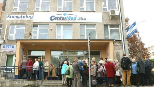 Ogromne kolejki do lekarzy w przychodni. Niektórzy stali od 5 rano