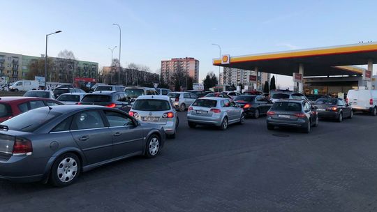 Ogromne kolejki przed stacjami paliw w Lubelskiem. Niektóre reglamentują sprzedaż