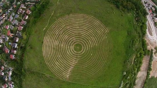 Ogromne kręgi na górkach czechowskich. „To znakomite miejsce na randkę”