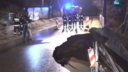 Ogromne osuwisko, 14 osób ewakuowano. "Jeden wielki huk, jakby trzęsienie ziemi"