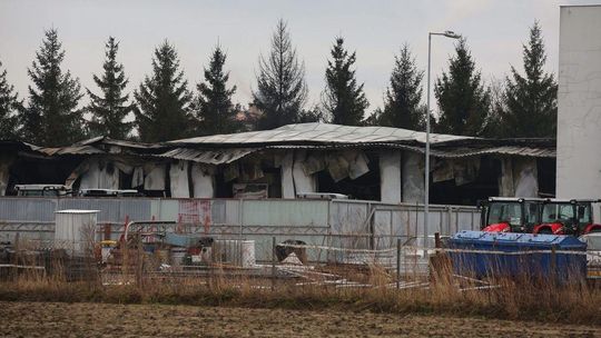 Ogromne straty po nocnym pożarze w Kazimierzówce. Spłonęła hala z maszynami rolniczymi