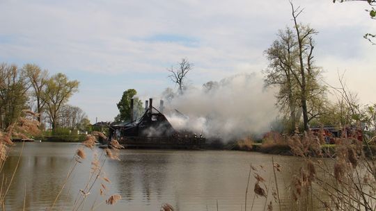 Ogromne straty po pożarze w dworze Droblin 