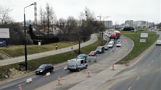 Ogromny korek na ul. Diamentowej po zamknięciu jednej jezdni [zdjęcia]