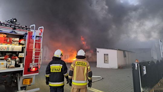 Ogromny pożar zakładu produkcji parafiny. Strażacy pracują w trudnych warunkach 