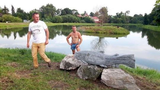 Ogromny pstrąg pływał w Bystrzycy. Teraz powstał jego pomnik