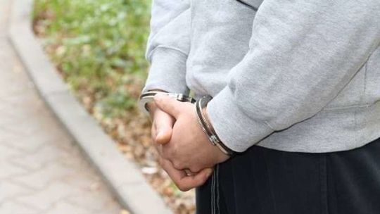 Ojciec i syn wysiedli z auta i pobili mężczyzn prowadzących rowery