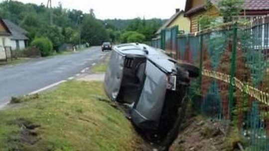 Ojciec nie będzie szczęśliwy, że syn wziął jego auto. Pijany 19-latek wylądował w rowie