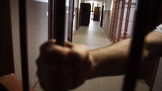 Ojciec ugodził nożem syna. Zgłosiła się kobieta, która wiozła ranne dziecko