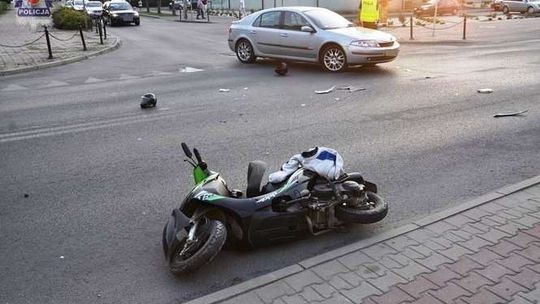 Ojciec z 4-latkiem na skuterze. Uderzył w nich samochód