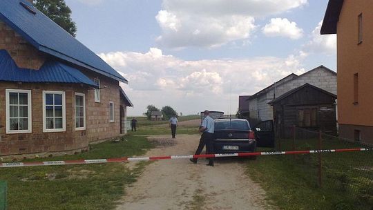 Ojciec zabił swoje dzieci siekierą i powiesił się. Policjanci w szoku