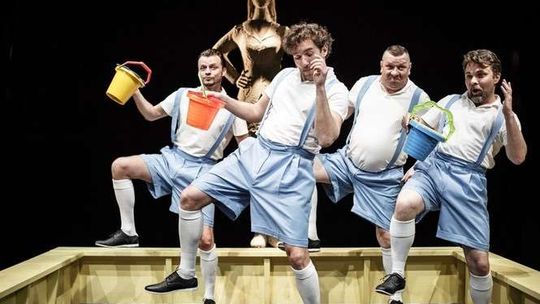 Ojcowie w piaskownicy. "Tata ma kota" na wirydarzu CK