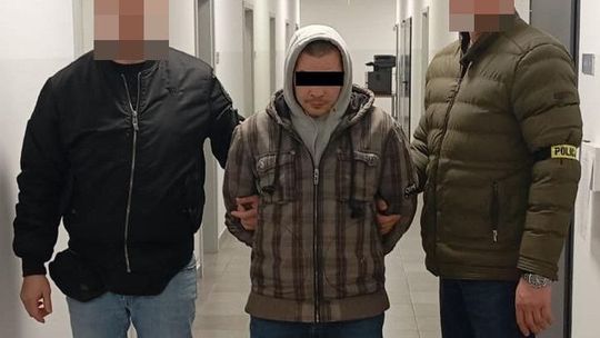 Okładał pięściami i kopał ciężarną narzeczoną. Potem zawiózł na porodówkę