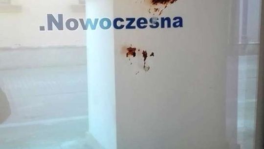 Okno biura posłanki obsmarowali kałem. Sprawą zajęła się policja