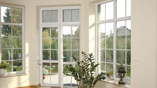 Okno z roletą doskonałe zimą i latem...