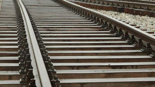 Okopy. Wypadek na przejeździe kolejowym. Lokomotywa zmiotła TIR-a