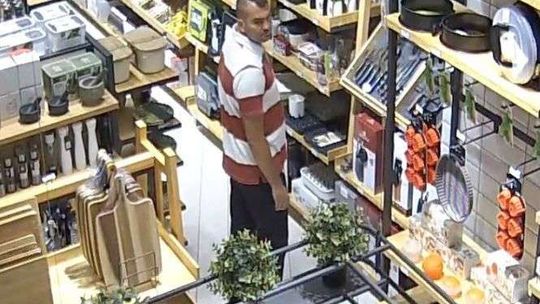 Okradł sklepy w galerii handlowej. Policja szuka tego mężczyzny