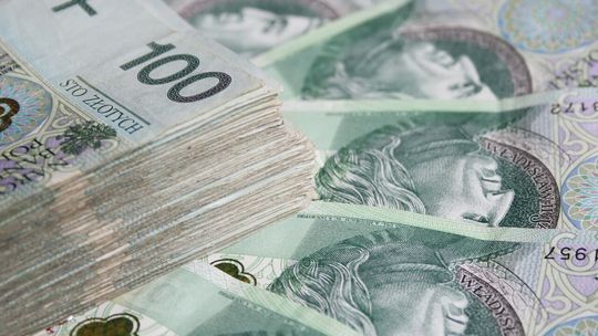 Okradli dziadka na 90 tys. złotych. Pieniądze rozdawali w szkole