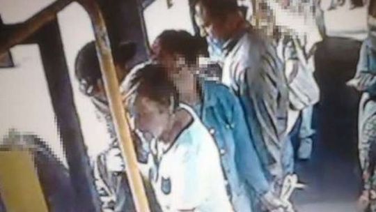 Okradli kobietę w autobusie. Kto ich rozpoznaje? (wideo)