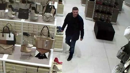 Okradli sklep, wyszli z butami w spodniach