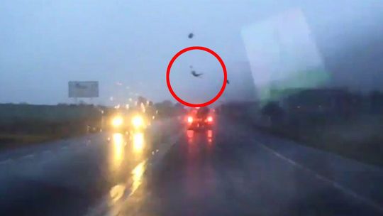 Okropny wypadek na Dolnym Śląsku. Kierowca wypadł przez bagażnik, jak z katapulty (wideo)