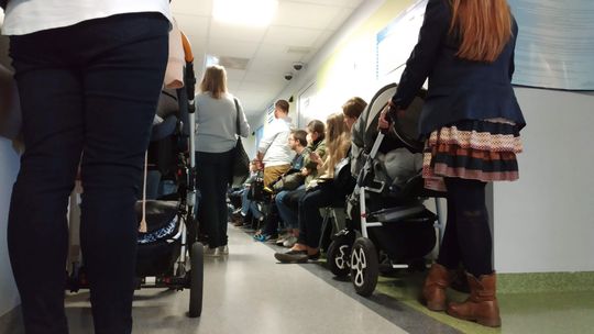 Okulistyka na Chmielnej Lublin: Chaos i długie kolejki rodziców z noworodkami