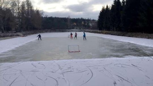 Okuninka: Grupa przyjaciół urządziła lodowisko do gry w hokeja. "Każdy jest tu mile widziany"